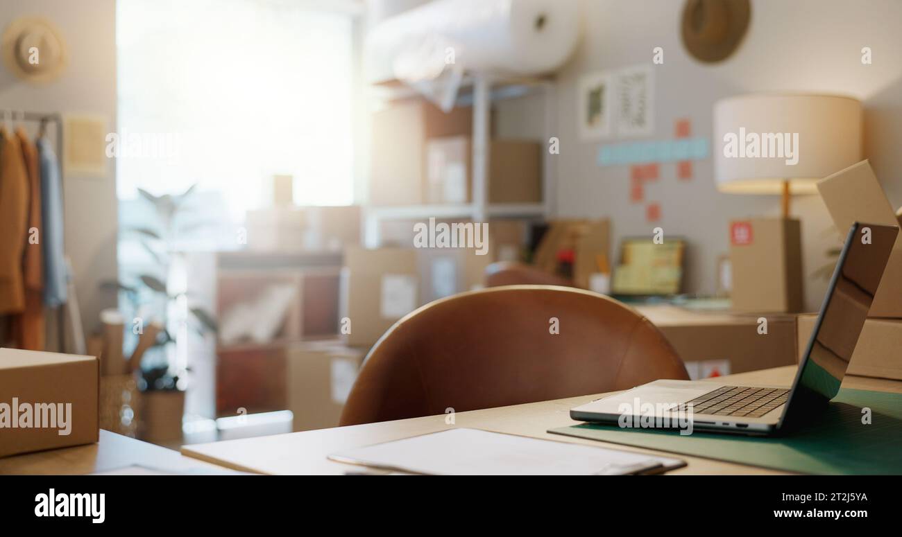 Büro, Laptop und E-Commerce für Logistik-, Vertriebs- oder Versandgeschäfte für den Einzelhandel. Modedesign, Paket und Technologie für Kommunikation Stockfoto