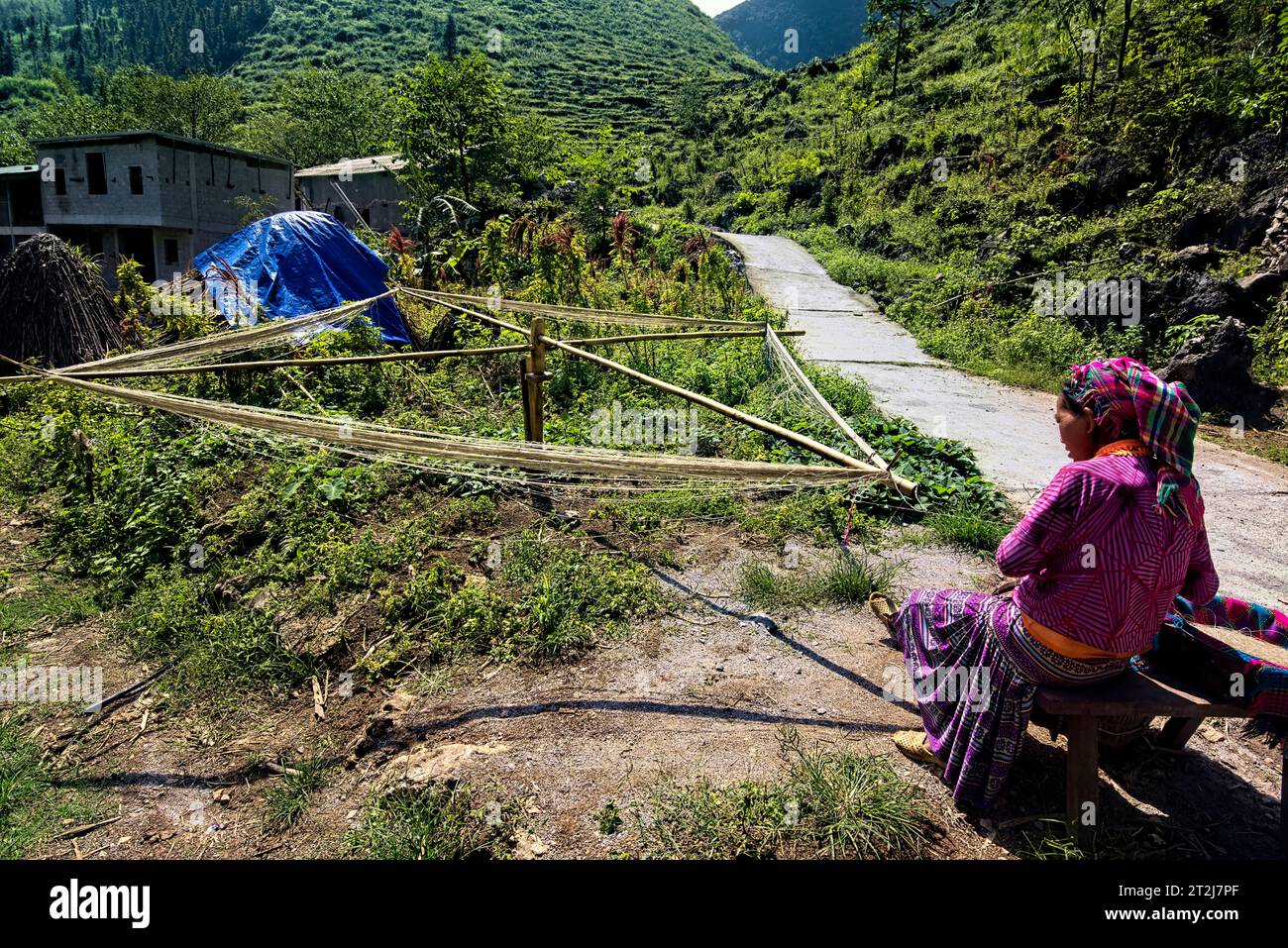 Blume Hmong Frau spinnt Leinenfasern, Ma Pi Leng, Ha Giang, Vietnam Stockfoto