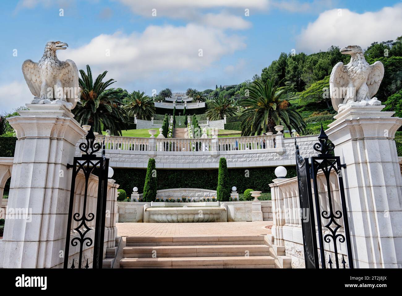 Haifa, Israel - 16. August 2023: Bahai-Gartentor mit Adlerstatuen auf Säulen. Stockfoto