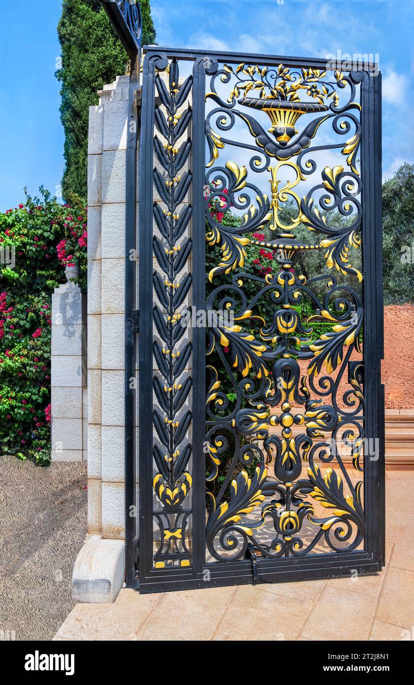Haifa, Israel - 16. August 2023: Dekoratives schwarzes und goldenes schmiedeeisernes Tor im Bahai-Garten in Haifa, Israel. Stockfoto