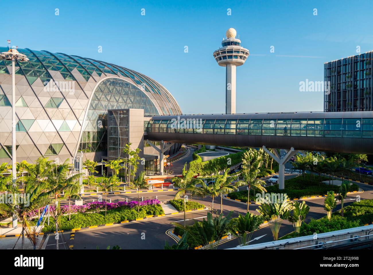 Flughafen Changi, Singapur - 24. Januar 2020: Futuristischer Blick auf den Flughafen Changi mit Brücke zwischen den Terminals bei Sonnenuntergang durch Fenster Stockfoto