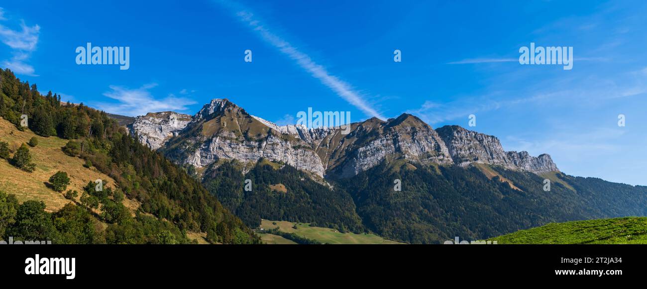 La Tournette am Col de la Forclaz und das Alpenpanorama über dem See Annecy, Haute Savoie, Frankreich Stockfoto