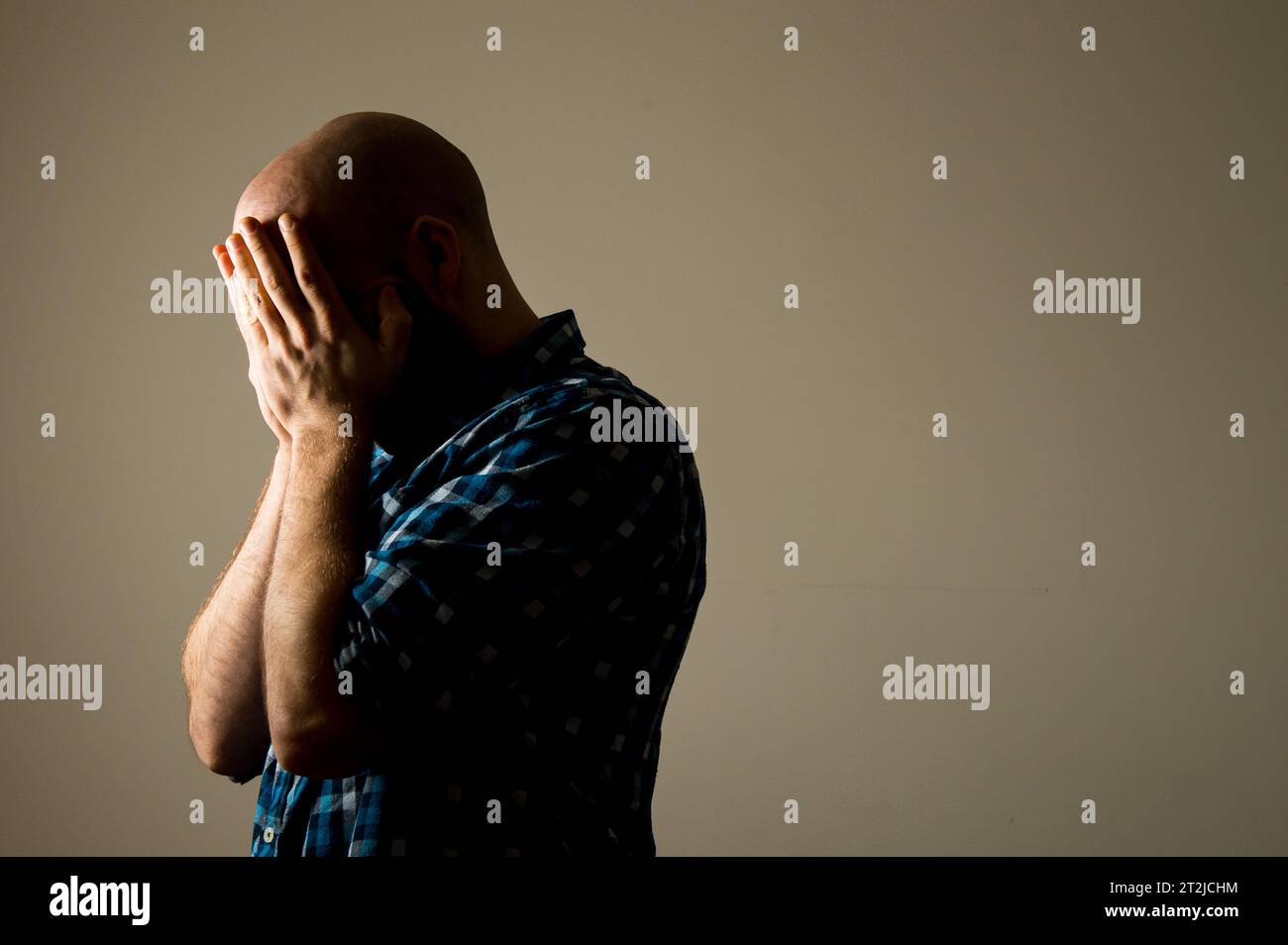 BILD VON Einem MODELL Aktenfoto vom 03/2015 eines Mannes mit Anzeichen einer Depression. Durchgängig weniger als fünf Stunden pro Nacht zu schlafen, könnte das Risiko für Depressionen erhöhen, so die Forschung. Ausgabedatum: Freitag, 20. Oktober 2023. Stockfoto