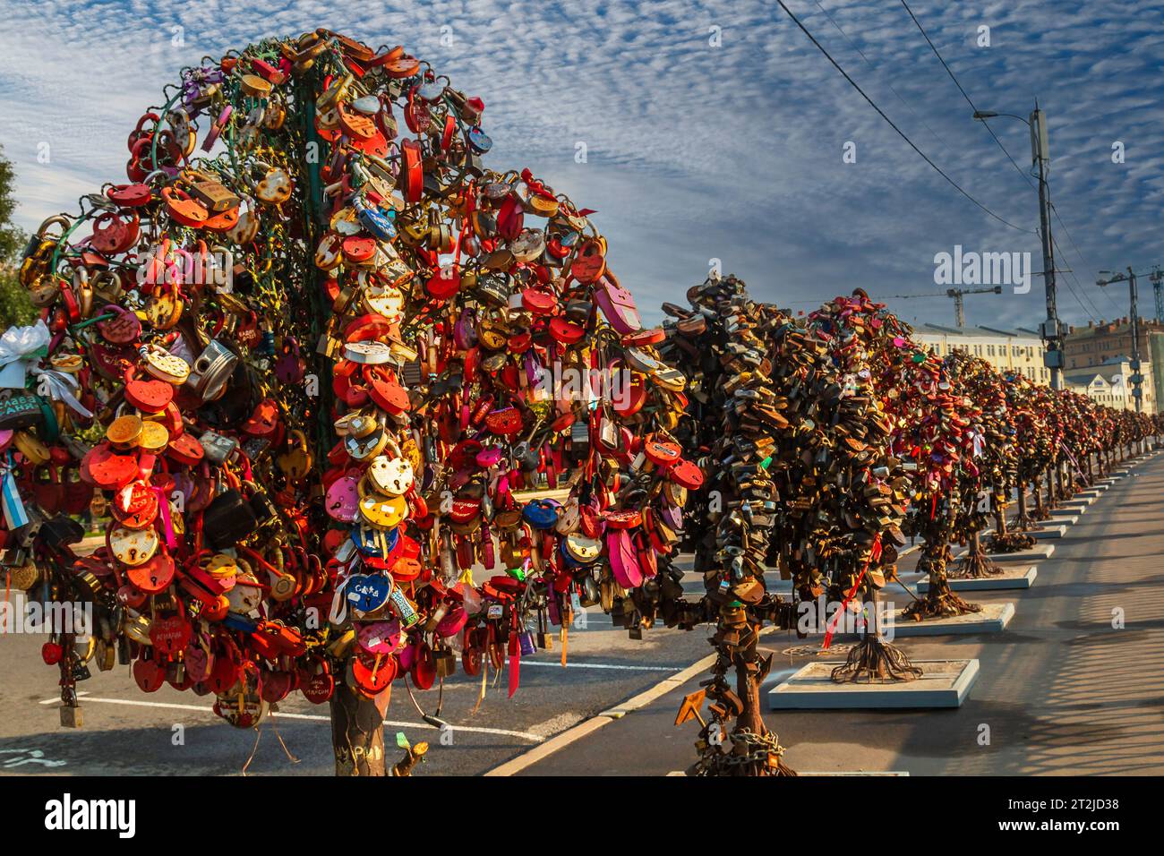 24. September 2015, Moskau, Russland. Baum mit den verschlossenen Hochzeitsschlössern auf der Brücke der Liebe. Stockfoto