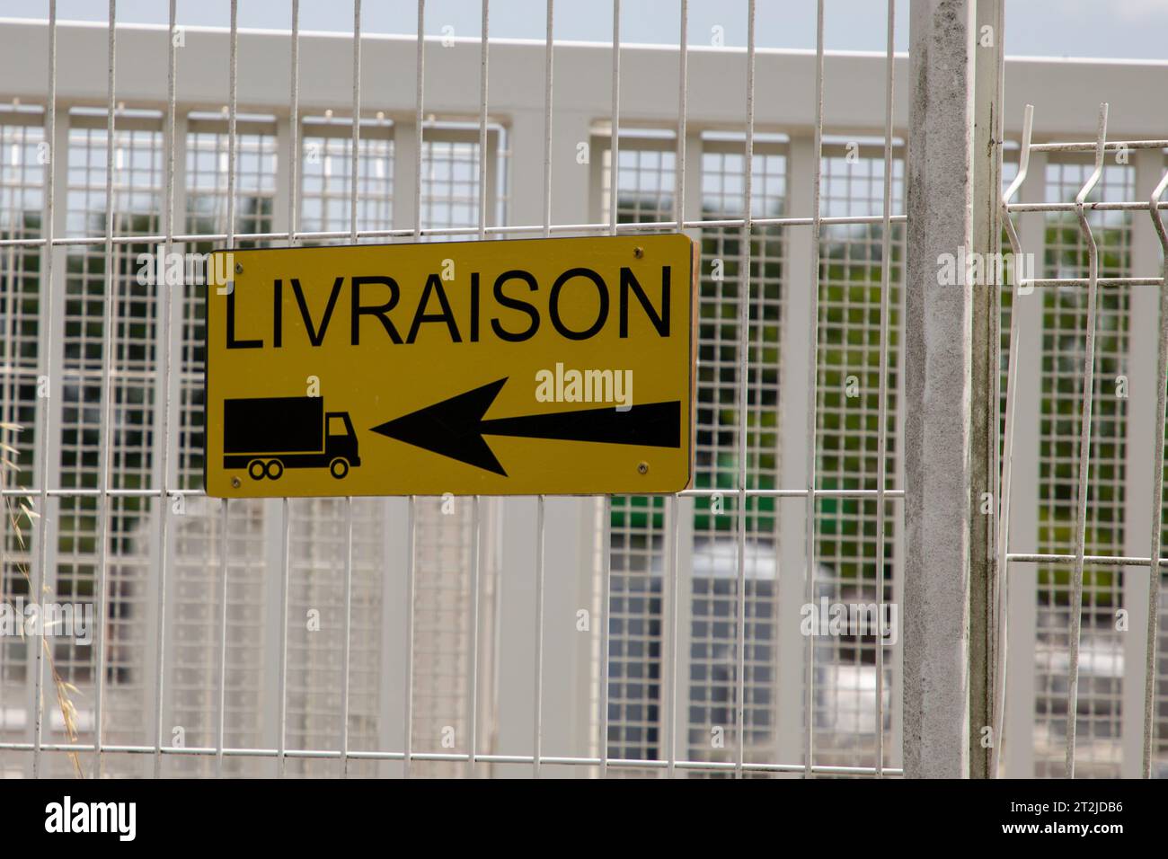 Französisches Schild Livraison bedeutet Lieferung und Pfeil Schild Truck Stockfoto