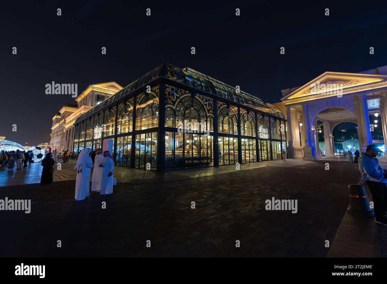 Doha, Katar - 2. Dezember 2022: Nächtlicher Blick auf Katara Plaza Galeries Lafayette in Katara Cultural Vilage Doha, Katar. Stockfoto