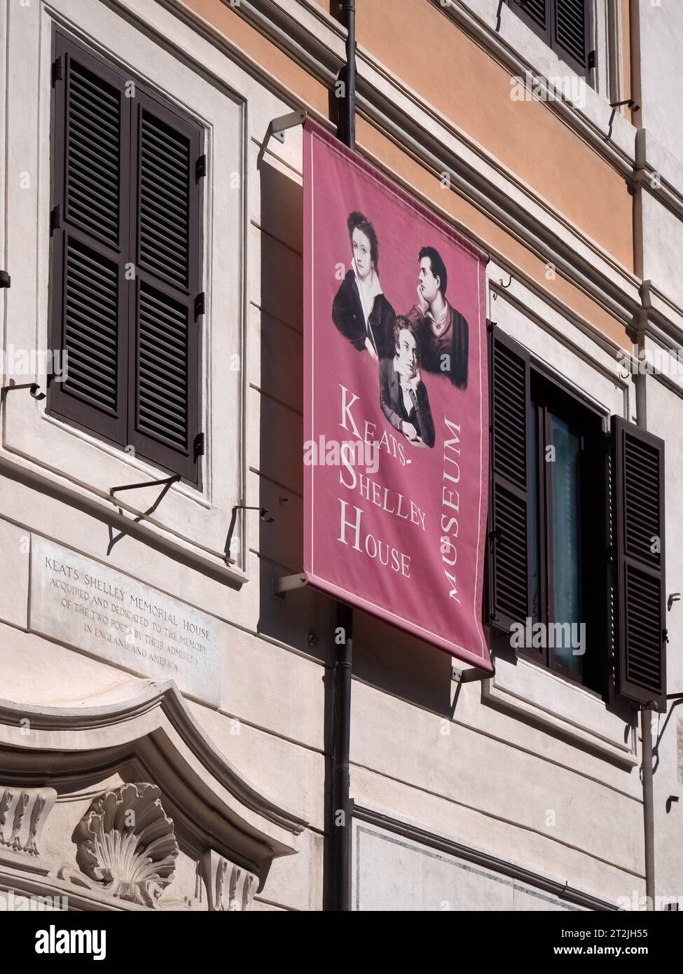 ROM, ITALIEN - 07. SEPTEMBER 2023 Außenansicht des Keats-Shelley House Museums auf dem Spanischen Platz (Piazza di Spagna) mit Bannerschild Stockfoto