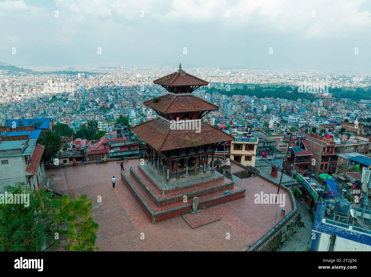 Luftaufnahme des Uma Maheshwar Tempels, Kirtipur, Nepal. Kathmandu. Paläste und Gebäude. Terrassen und Häuser, Straßen der Stadt. 10-13-2023 Stockfoto
