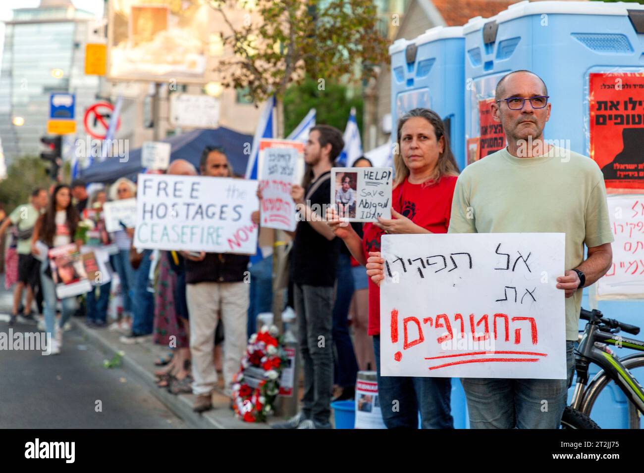 Tel Aviv, Israel - 19. OKT 2023 - israelische Zivilisten versammelten sich solidarisch für den Waffenstillstand zwischen Israel und Gaza und hielten Banner für die Vermissten und Stockfoto