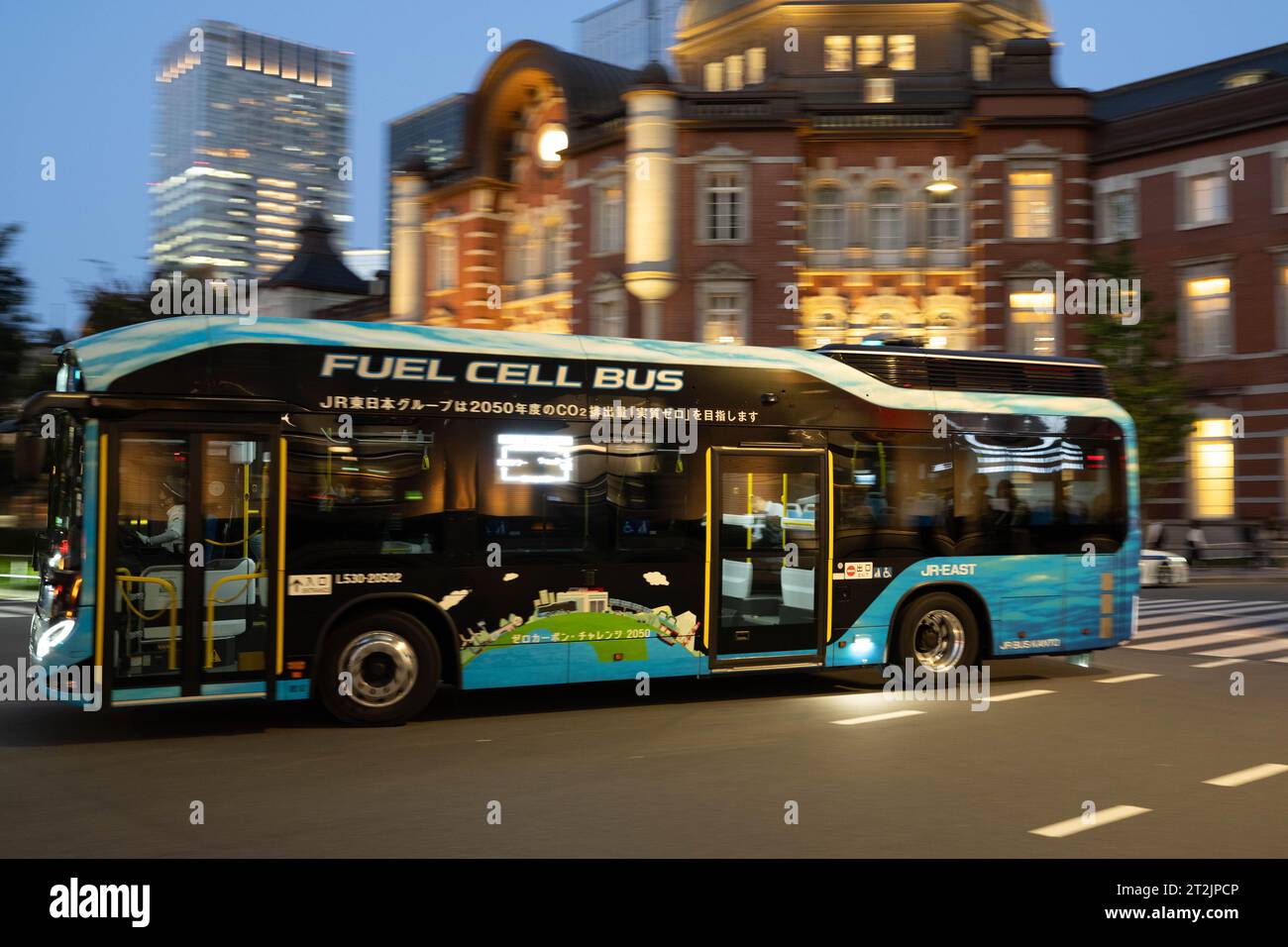 Tokio, Japan. Oktober 2023. Ein von JR East betriebener Wasserstoff-Brennstoffzellenbus, der an der Station Tokio vorbeifährt. Japan hat sich nur langsam mit Elektrofahrzeugen auf Basis von Lithium-Ionen-Batterien beschäftigt, anstatt sauberere Wasserstofftechnologien für nachhaltige Forschung und Entwicklung zu bevorzugen, da das Land keinen Zugang zu Seltenerdmineralien hat. (Kreditbild: © Taidgh Barron/ZUMA Press Wire) NUR REDAKTIONELLE VERWENDUNG! Nicht für kommerzielle ZWECKE! Stockfoto