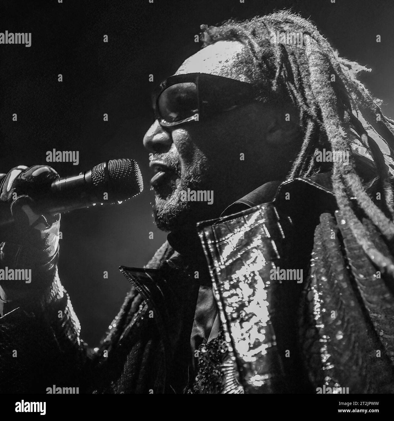 Nottingham, Vereinigtes Königreich. 19. Oktober 2023, Veranstaltung: Rock City. „SKINDRED“ mit besonderen Gästen „+BLACKGOLD“. IM BILD: Leadsänger/Bassist – Benji Webbe (SKINDRED). Quelle: Mark Dunn/Alamy Live News (wird dort aufgenommen, wo das Bild veröffentlicht wird). Stockfoto