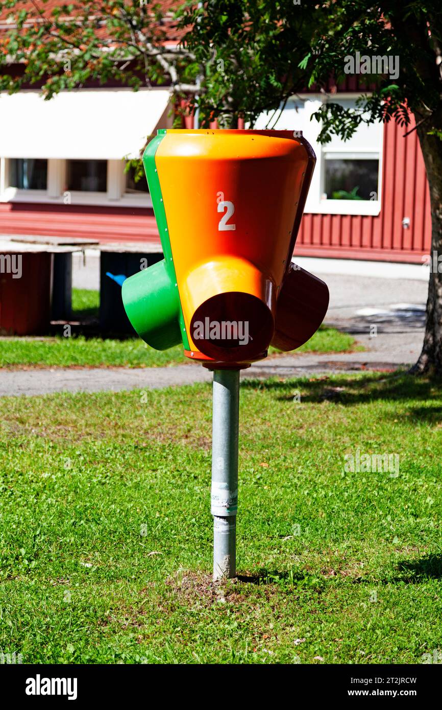 Ein Kindergartenspielzeug im Freien mit mehreren Löchern, in die man Kugeln werfen kann Stockfoto