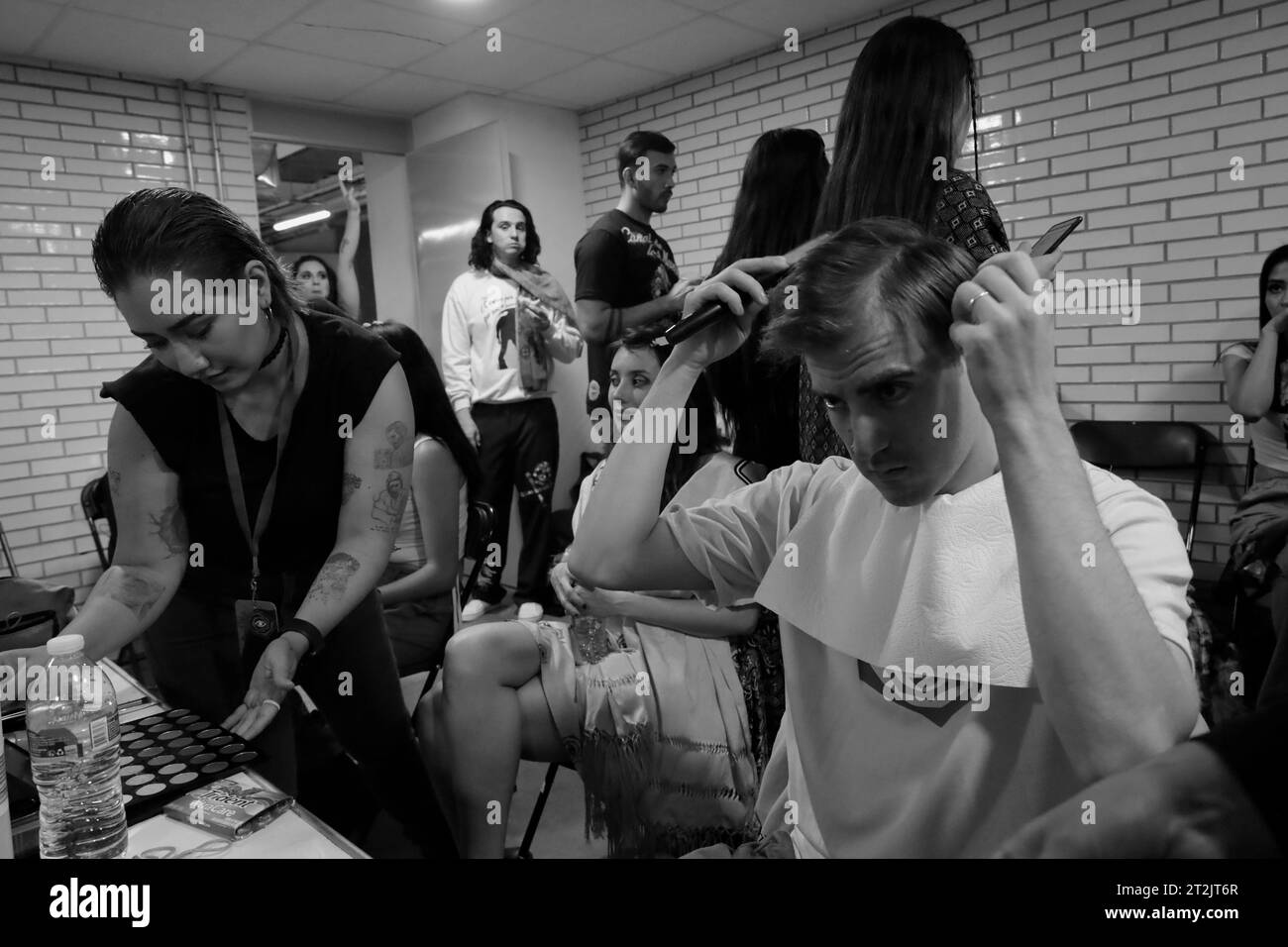 Mexiko-Stadt, Mexiko. Oktober 2023. Die Models werden von Make-up-Künstlern vor dem Catwalk im Faro Cosmos in Mexiko-Stadt besucht, der von der Angular 11-18 MX Photography Agency organisiert wurde und von 4 Filmen aus dem goldenen Zeitalter des mexikanischen Kinos inspiriert wurde, wie The Exterminating Angel, Los Olvidados, Macario und María Candelaria. (Foto: Gerardo Vieyra/NurPhoto) Credit: NurPhoto SRL/Alamy Live News Stockfoto