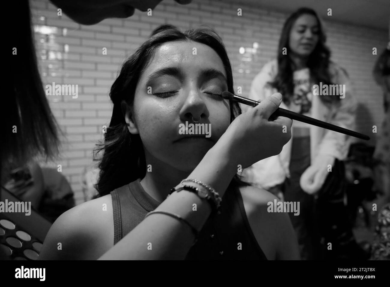 Mexiko-Stadt, Mexiko. Oktober 2023. Die Models werden von Make-up-Künstlern vor dem Catwalk im Faro Cosmos in Mexiko-Stadt besucht, der von der Angular 11-18 MX Photography Agency organisiert wurde und von 4 Filmen aus dem goldenen Zeitalter des mexikanischen Kinos inspiriert wurde, wie The Exterminating Angel, Los Olvidados, Macario und María Candelaria. (Foto: Gerardo Vieyra/NurPhoto) Credit: NurPhoto SRL/Alamy Live News Stockfoto