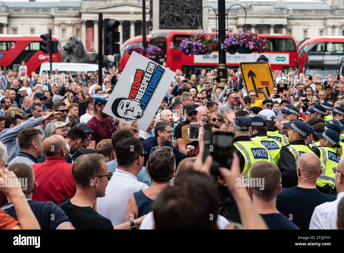 Unterstützer von Tommy Robinson protestierten in London für seine Freilassung nach der Verhaftung. Die Polizei zog Schlagstöcke, um den Zugang zu Whitehall zu blockieren Stockfoto