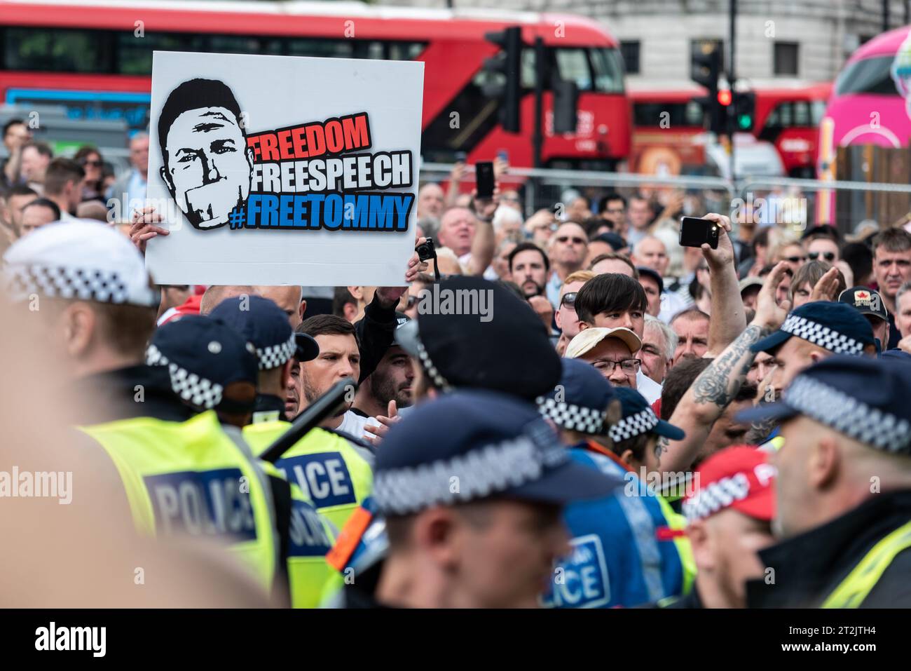 Unterstützer von Tommy Robinson protestierten in London für seine Freilassung nach der Verhaftung. Die Polizei zog Schlagstöcke, um den Zugang zu Whitehall zu blockieren Stockfoto