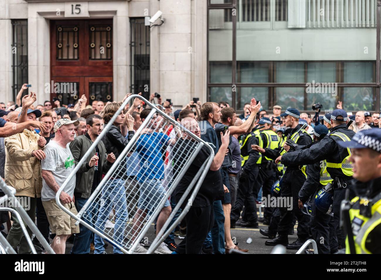 Anhänger von Tommy Robinson protestierten in London und demonstrierten für seine Freilassung nach seiner Verhaftung. Ein Zaunpaneel auf die Polizeilinien in Whitehall zu werfen Stockfoto