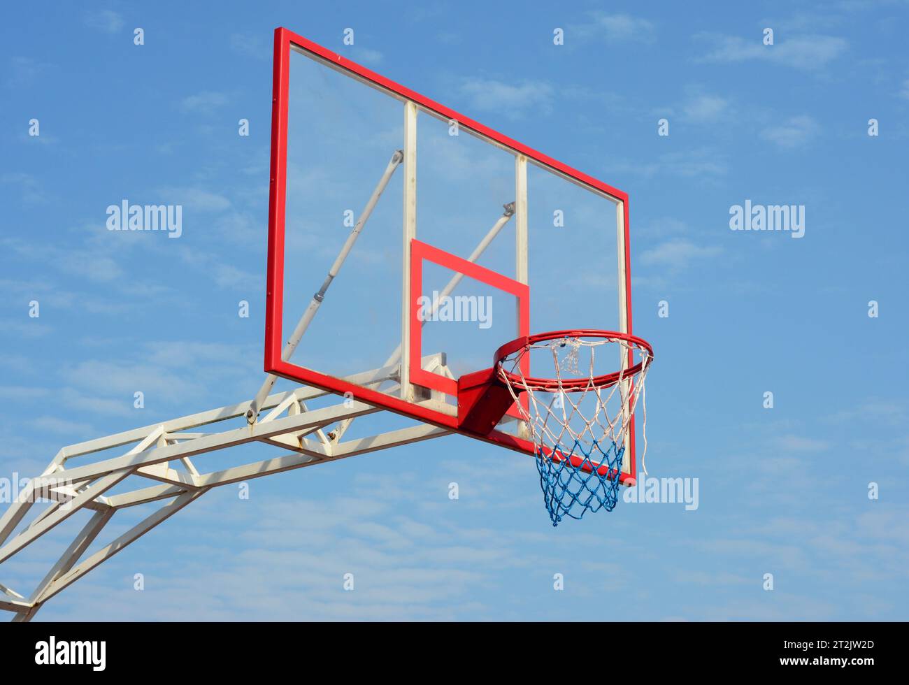 Basketballkorb in der öffentlichen Arena im Freien. Basketballkorb und Rückenbrett vor blauem Himmel Stockfoto