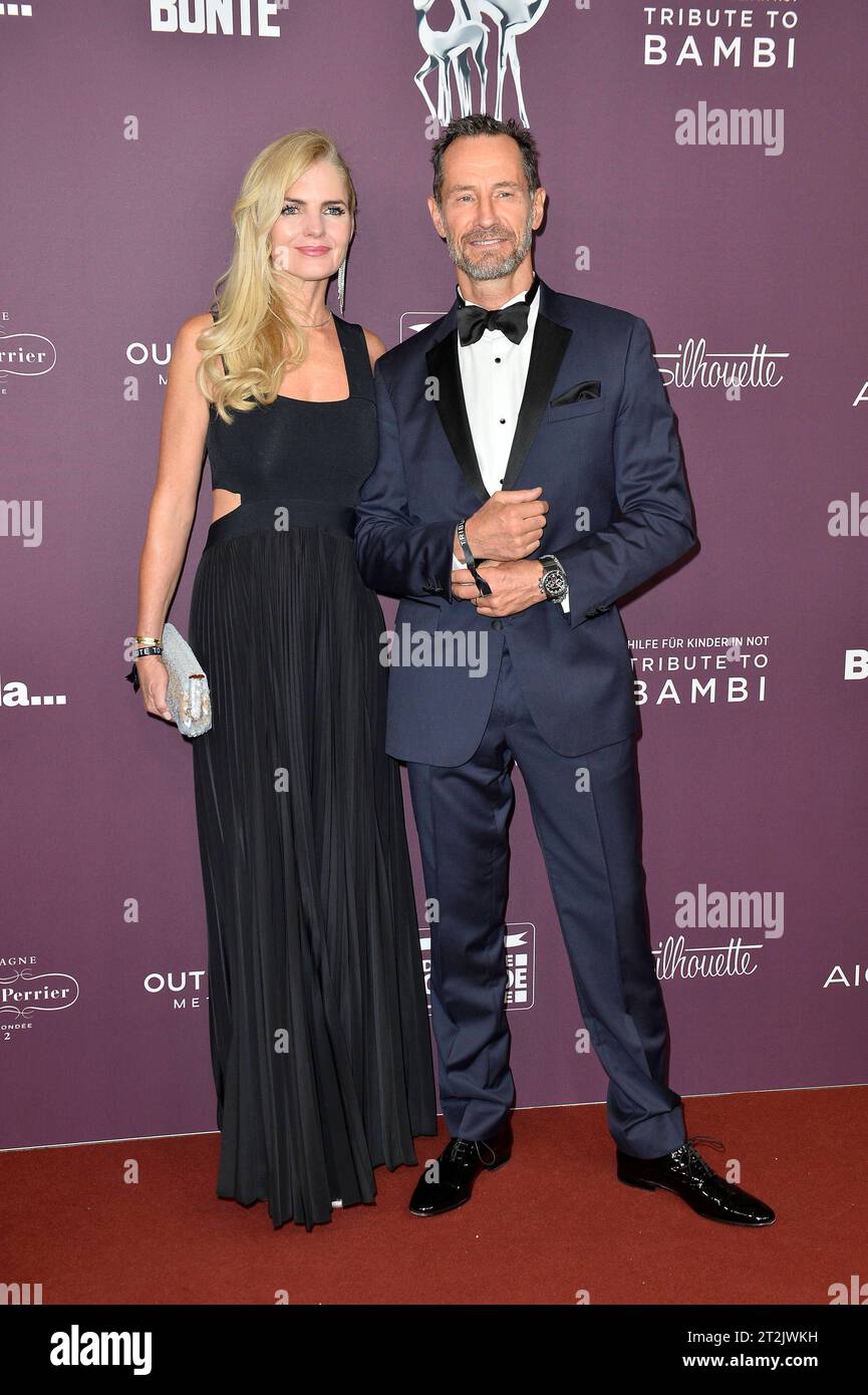 Carolin Copeland und Sebastian Copeland bei der Ankunft Hommage an Bambi in Berlin 19.10. 2023 *** Carolin Copeland und Sebastian Copeland bei der Ankunft Hommage an Bambi in Berlin 19 10 2023 Credit: Imago/Alamy Live News Stockfoto