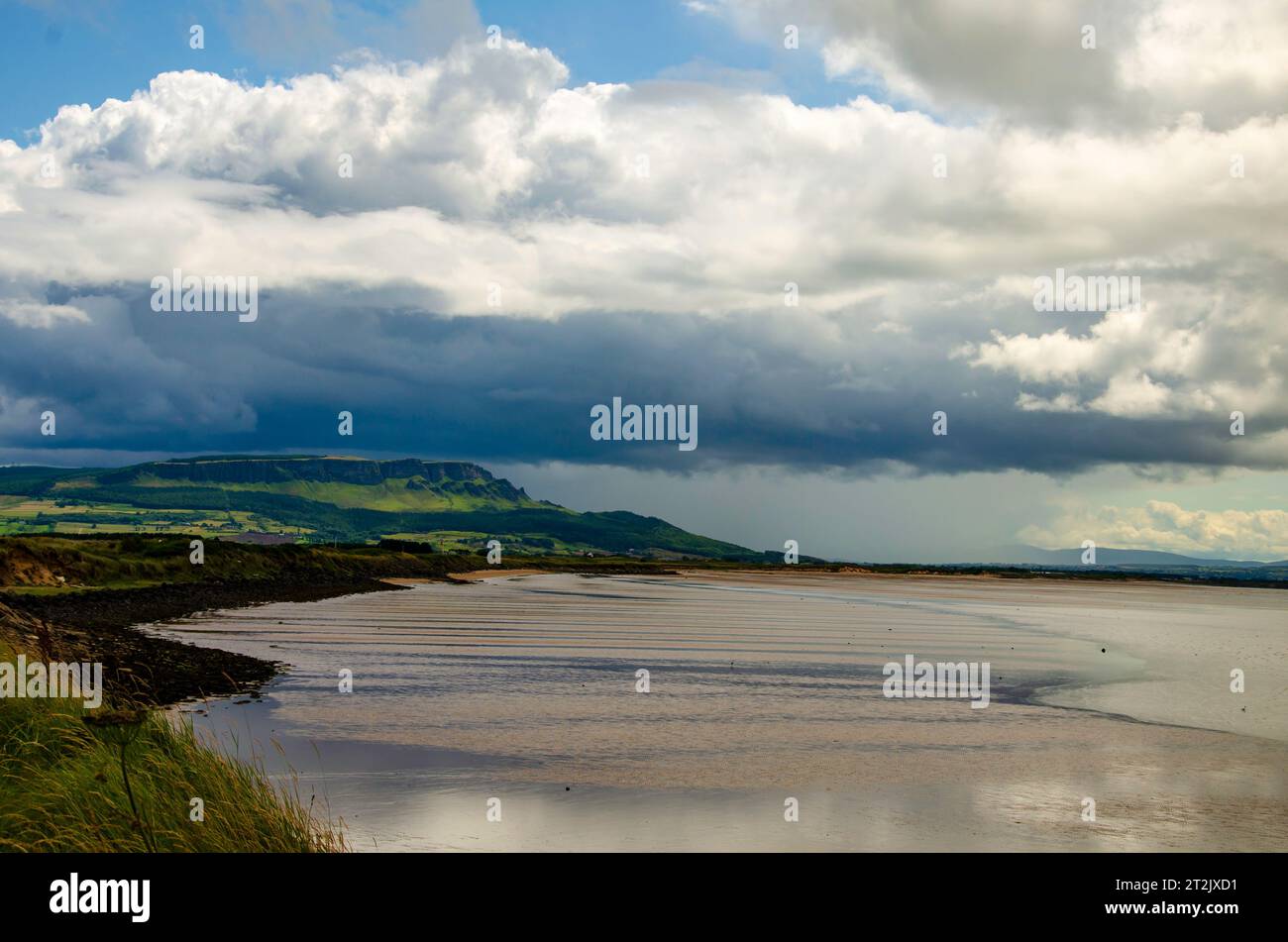 Der Binevenagh-Berg entlang des Magilligan-Strandes in Nordirland Stockfoto