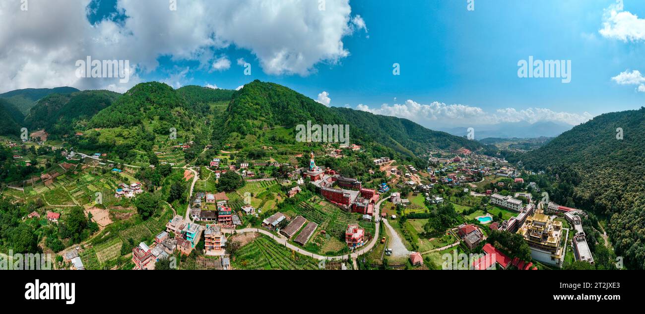 Aus der Vogelperspektive die größte Guru Rinpoche Statue in Nepal im Dollu Kloster, Dakshinkali. Pharping 10-10-2023 Stockfoto