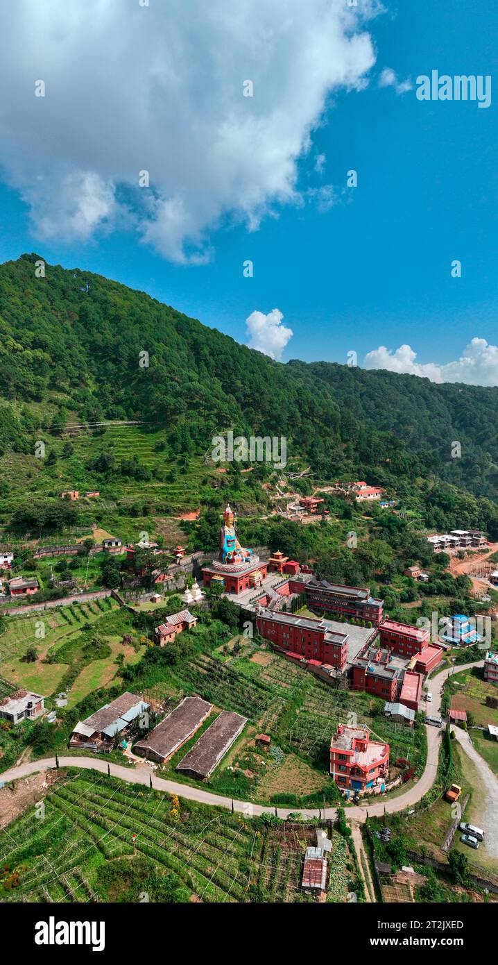 Aus der Vogelperspektive die größte Guru Rinpoche Statue in Nepal im Dollu Kloster, Dakshinkali. Pharping 10-10-2023 Stockfoto
