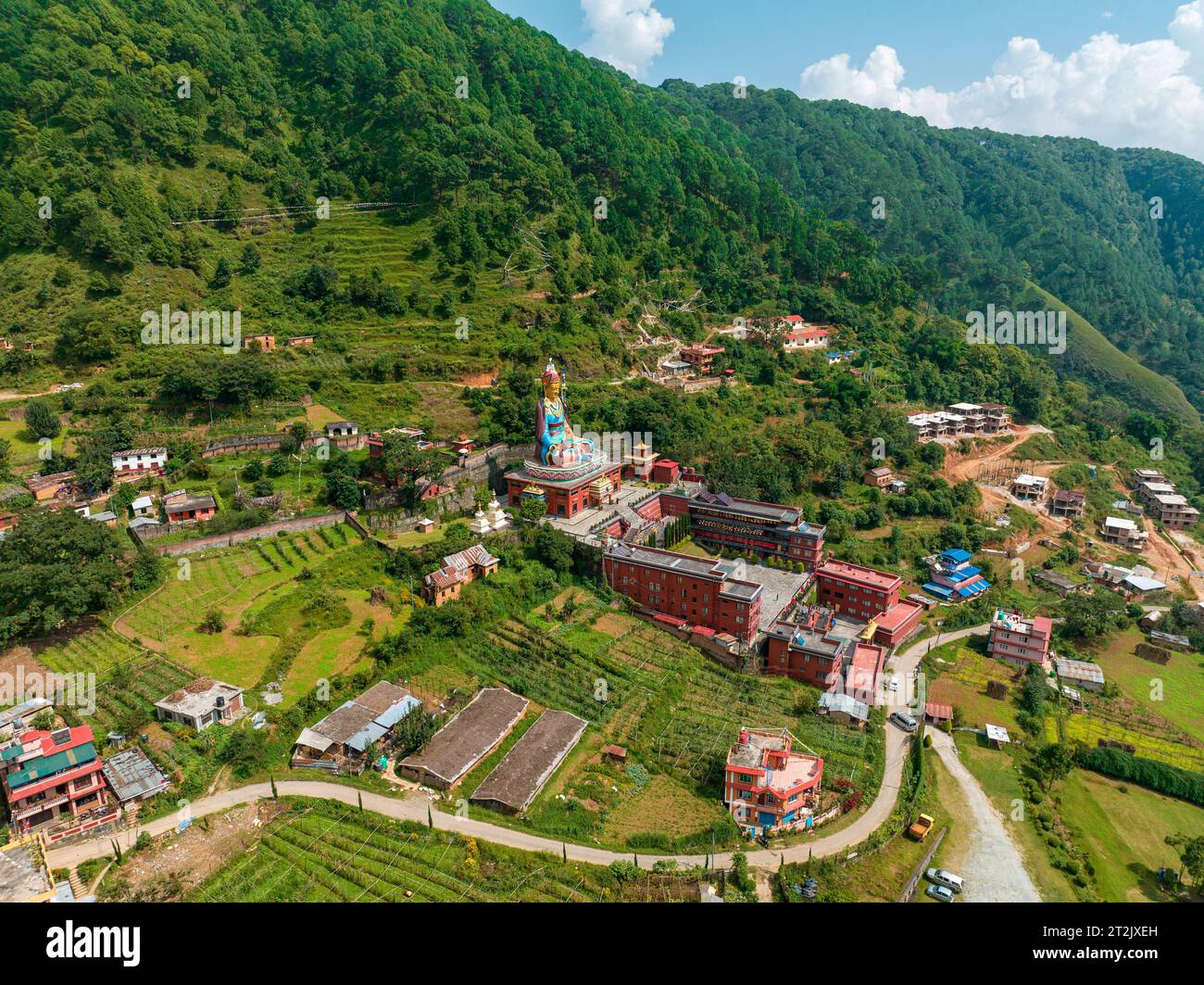 Aus der Vogelperspektive die größte Guru Rinpoche Statue in Nepal im Dollu Kloster, Dakshinkali. Pharping 10-10-2023 Stockfoto