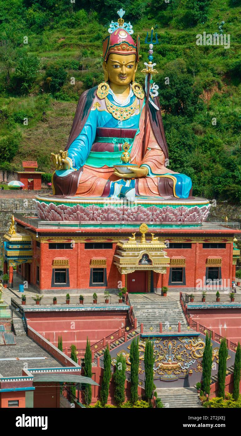 Aus der Vogelperspektive die größte Guru Rinpoche Statue in Nepal im Dollu Kloster, Dakshinkali. Pharping 10-10-2023 Stockfoto