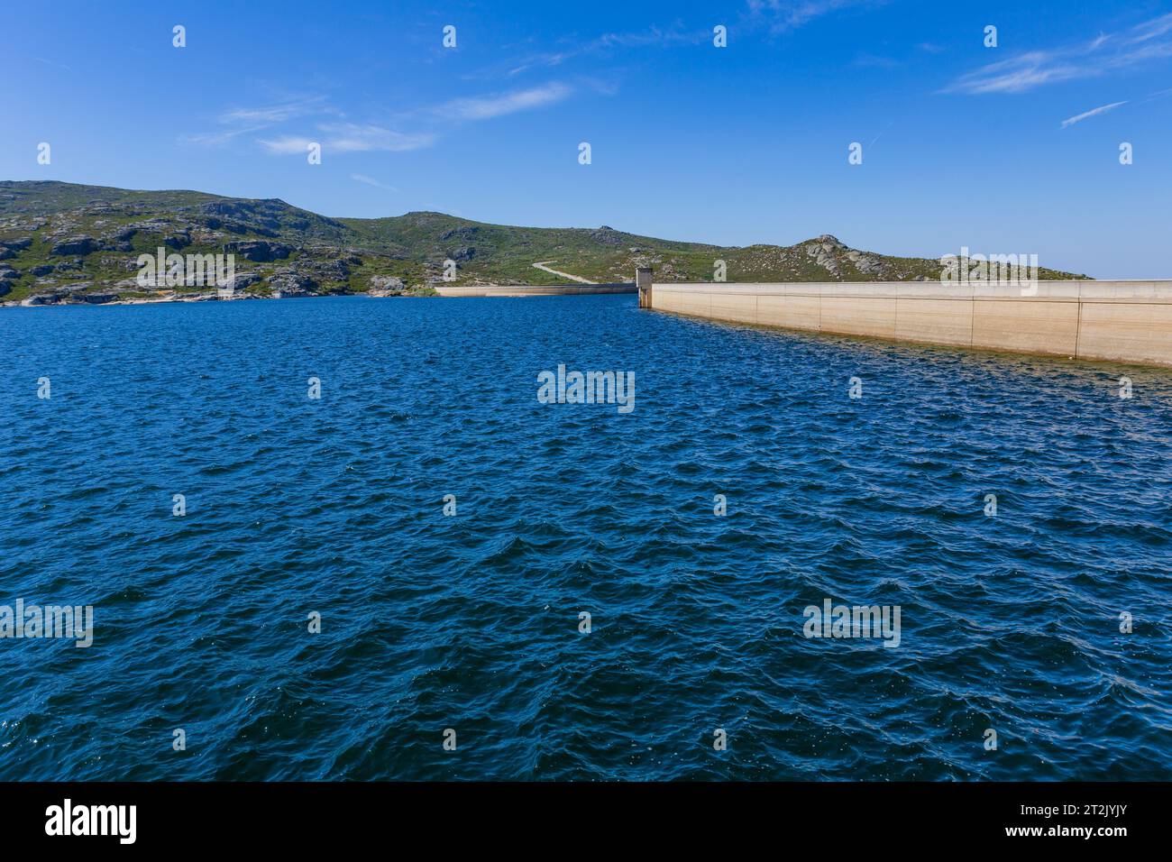 Lagoa Comprida (langer See) ist der größte See des Naturparks Serra da Estrela in Portugal. Stockfoto