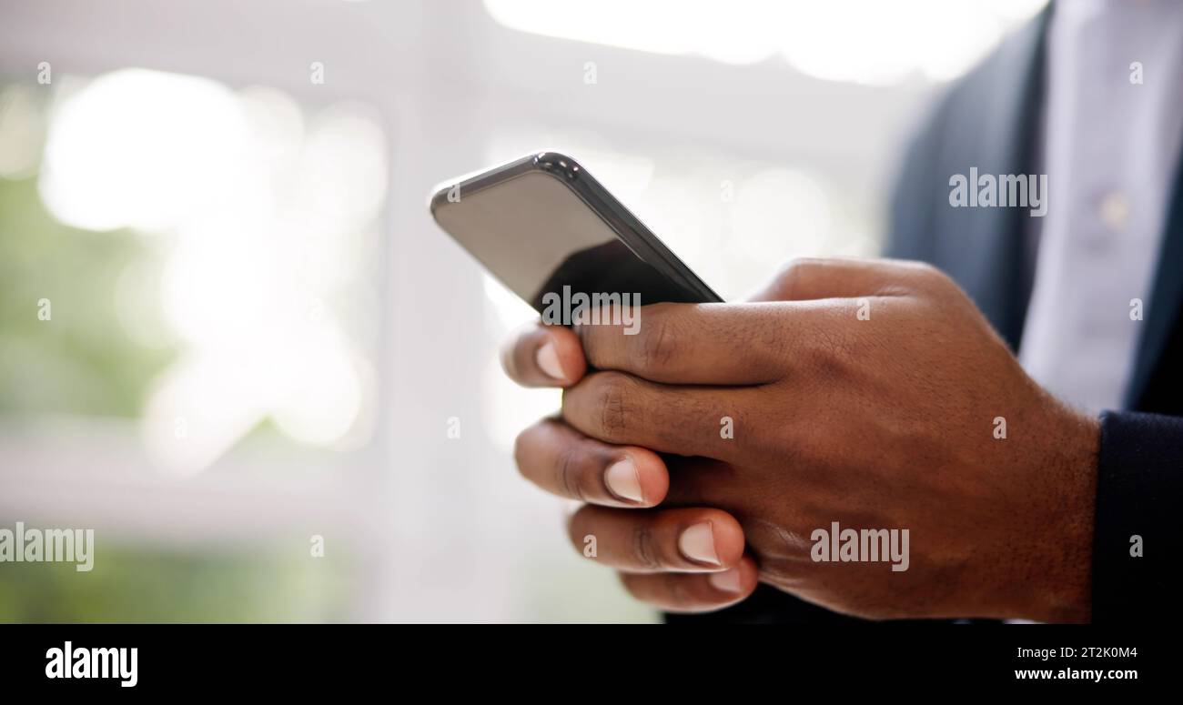 African Man Holding Smartphone Oder Handy Stockfoto