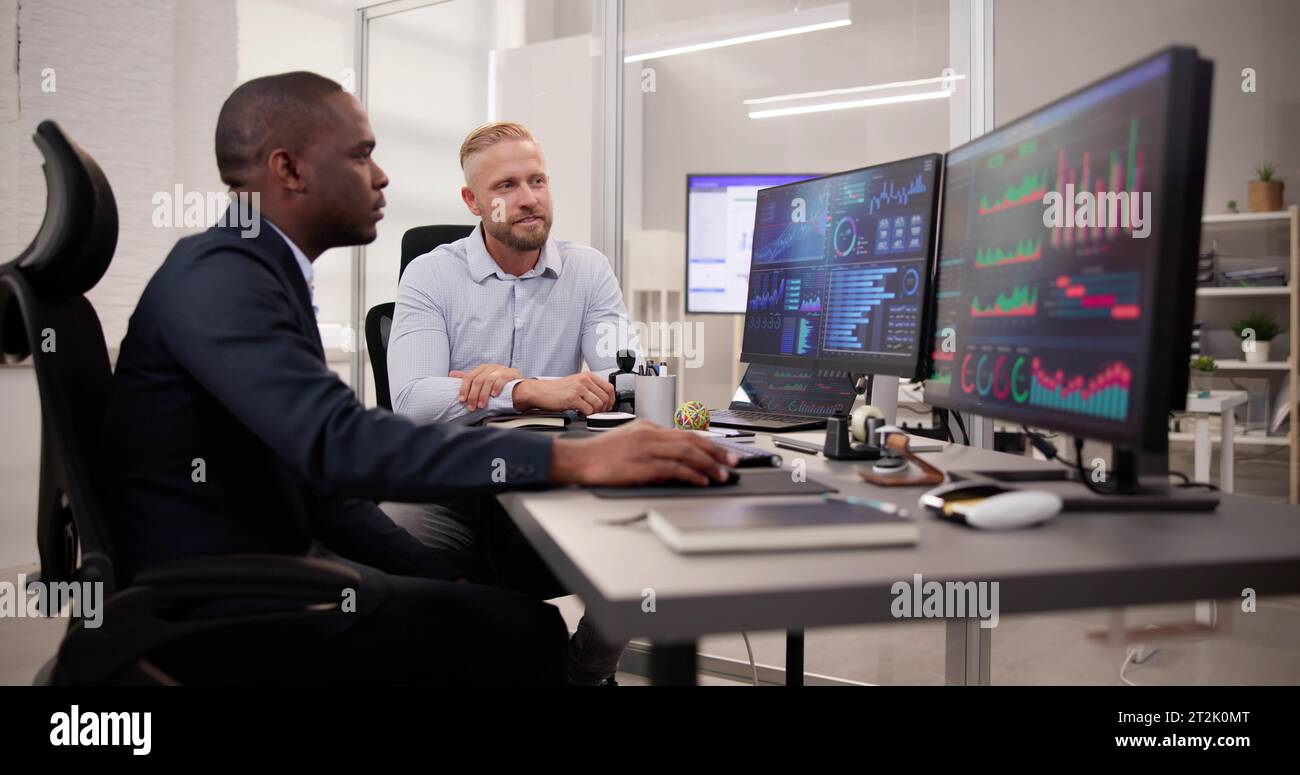 African American Data Analyst mit Data Analytics KPI Dashboard Stockfoto