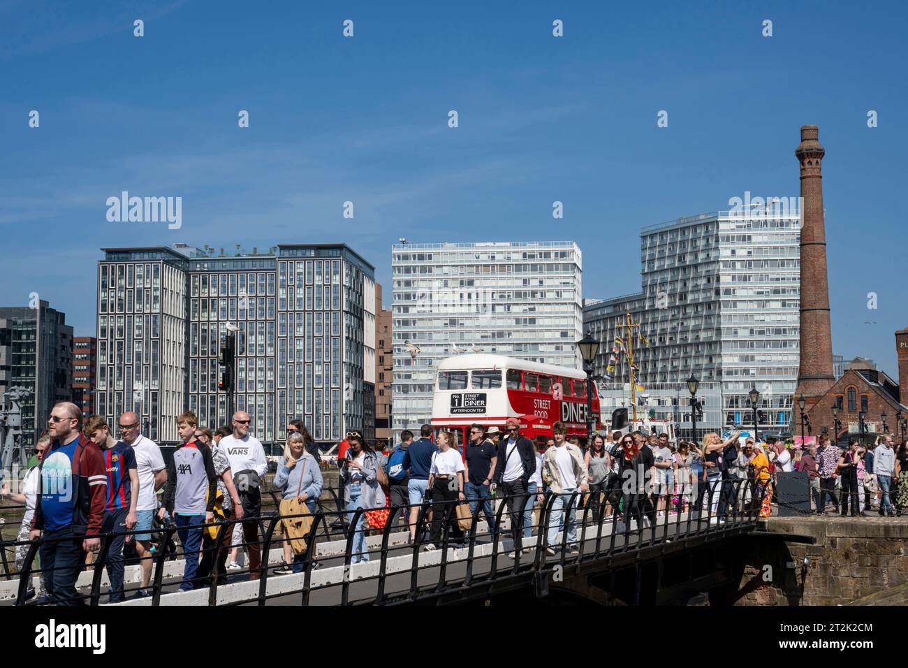Besucher von Albert Dock, Liverpool, Mai 2023 Stockfoto
