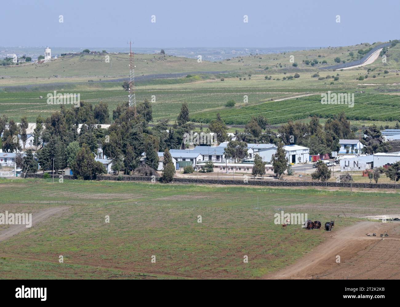 ISRAEL, Golanhöhen, Pufferzone und Grenzzaun zu Syrien, ehemaliges syrisches Territorium, das während des Sechstagekrieges von Israel besetzt wurde, und Jom-Kippur-Krieg, Blauhelm, UNDOF-Mission UNDOF Post / ISRAEL, Golanhöhen, Grenze und Pufferzone zwischen Israel und Syrien, das Gebiet war im Sechstagekrieg 1967 von Israel besetzt und 1981 annektiert, Stützpunkt der UN Friedenstruppe UNDOF, Hintergrund Sperrzaun zu Syrien Stockfoto