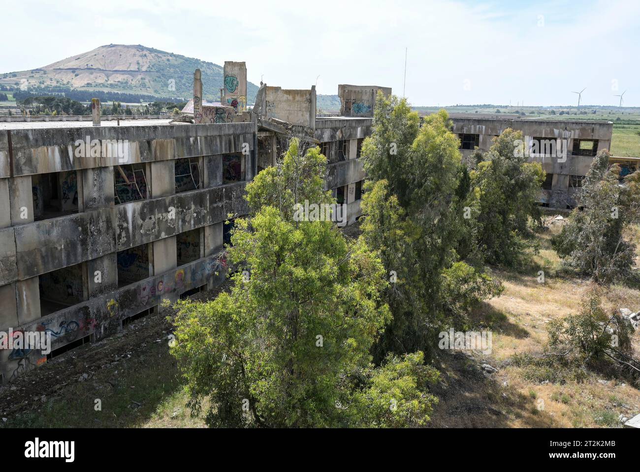 ISRAEL, Golan Heights, Quneitra , Pufferzone und Grenze zu Syrien, ehemalige syrische Militär- und Geheimdienstbasis heute von Israel während des sechstägigen Krieges und Jom Kippur-Krieges besetzt / ISRAEL, Golanhöhen, Grenze und Pufferzone zwischen Israel und Syrien, ehemaliges syrisches Gebiet, das Gebiet wurde im Sechstagekrieg 1967 von Israel besetzt und 1981 annektiert Stockfoto