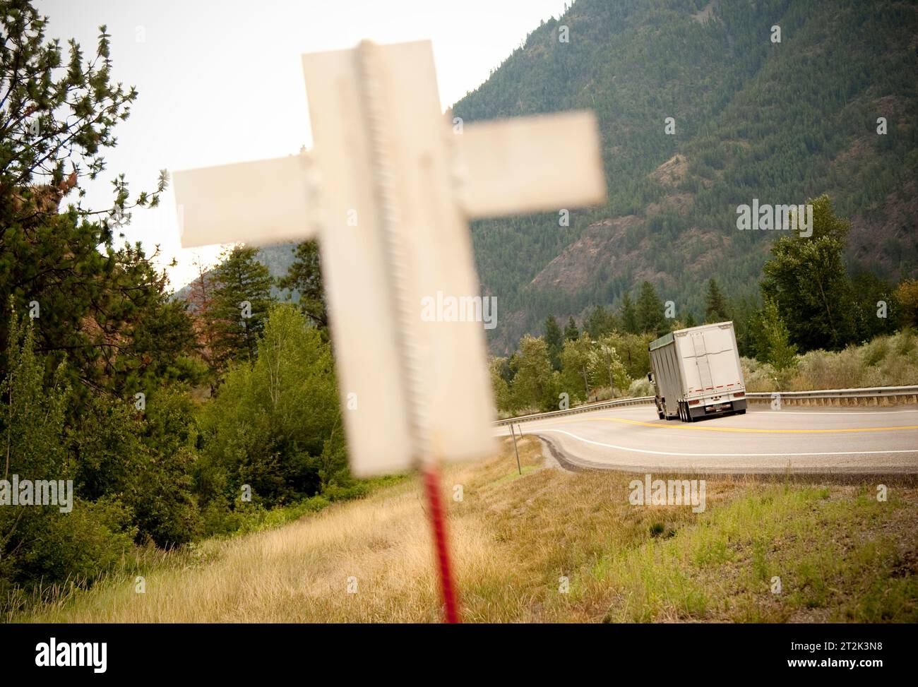 Ein weißes Kreuz, das einen Tod auf einer gefährlichen Autobahn bedeutet. Stockfoto