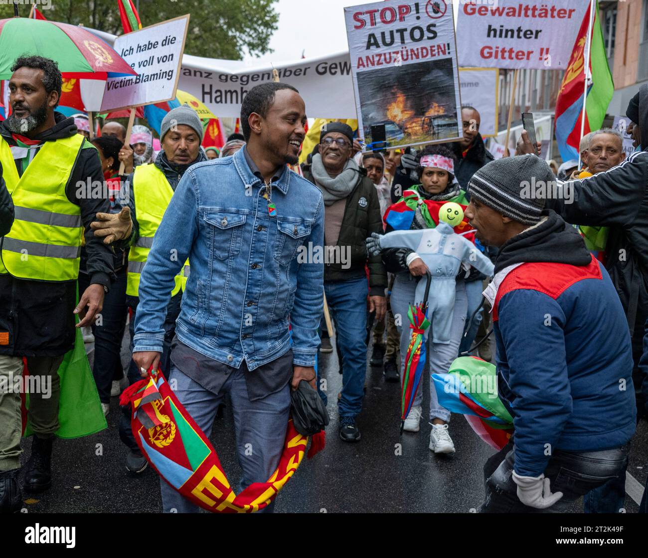 Berlin, Deutschland. Oktober 2023. Die Teilnehmer der Demonstration des Zentralrats der Eritreer in Deutschland tanzen auf der Straße. Die Demonstration findet unter dem Motto "die Erhaltung und Achtung unserer Grundrechte und der Schutz unserer kulturellen und sozialen Zusammenkünfte" statt. Quelle: Monika Skolimowska/dpa/Alamy Live News Stockfoto