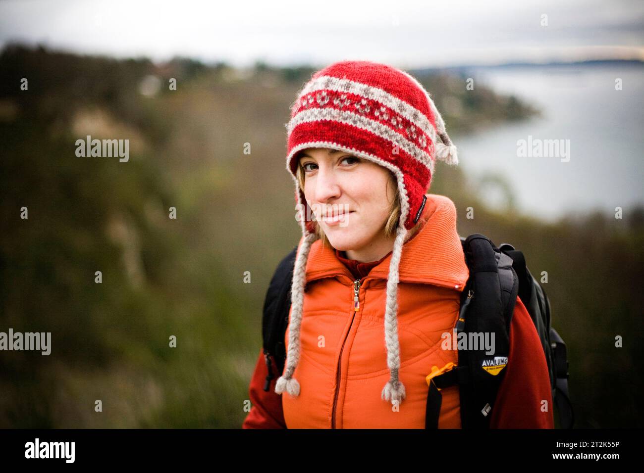 Eine junge Frau macht eine Wanderung im bewölkten Nordwesten an einem Herbsttag. Stockfoto