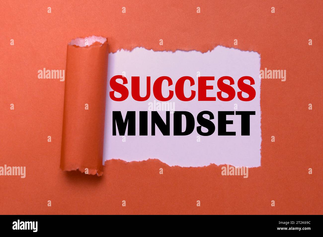 Success Mindset Concept on Torn Red Paper. Empowering-Konzept für persönliches und berufliches Wachstum. Stockfoto