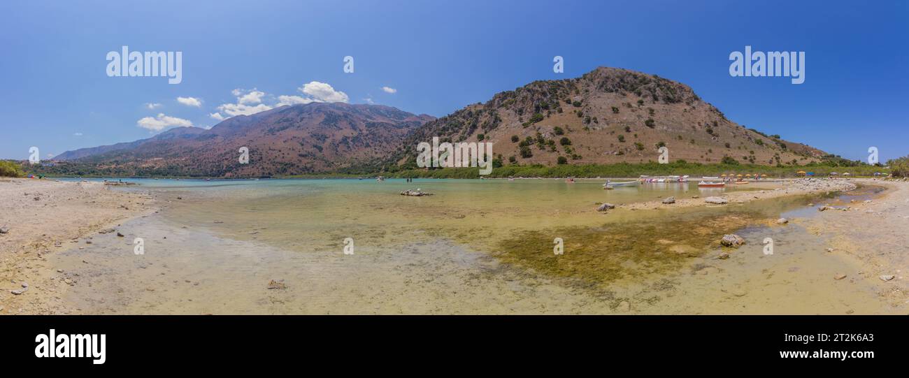 Kretas einziger See, Kournas See, in der Nähe von Rethymno, Insel Kreta, Griechenland (Panoramablick) Stockfoto