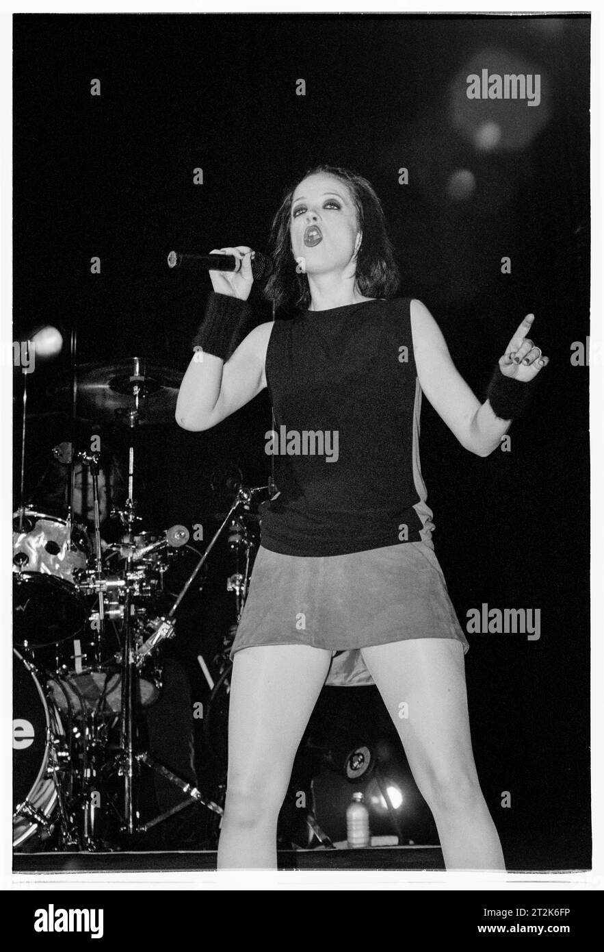 SHIRLEY MANSON, GARBAGE, 1998: Shirley Manson von Garbage spielt am 6. Juni 1998 live im Newport Centre in Wales. Die Band tourte auf ihrem Album Version 2,0. Foto: Rob Watkins Stockfoto