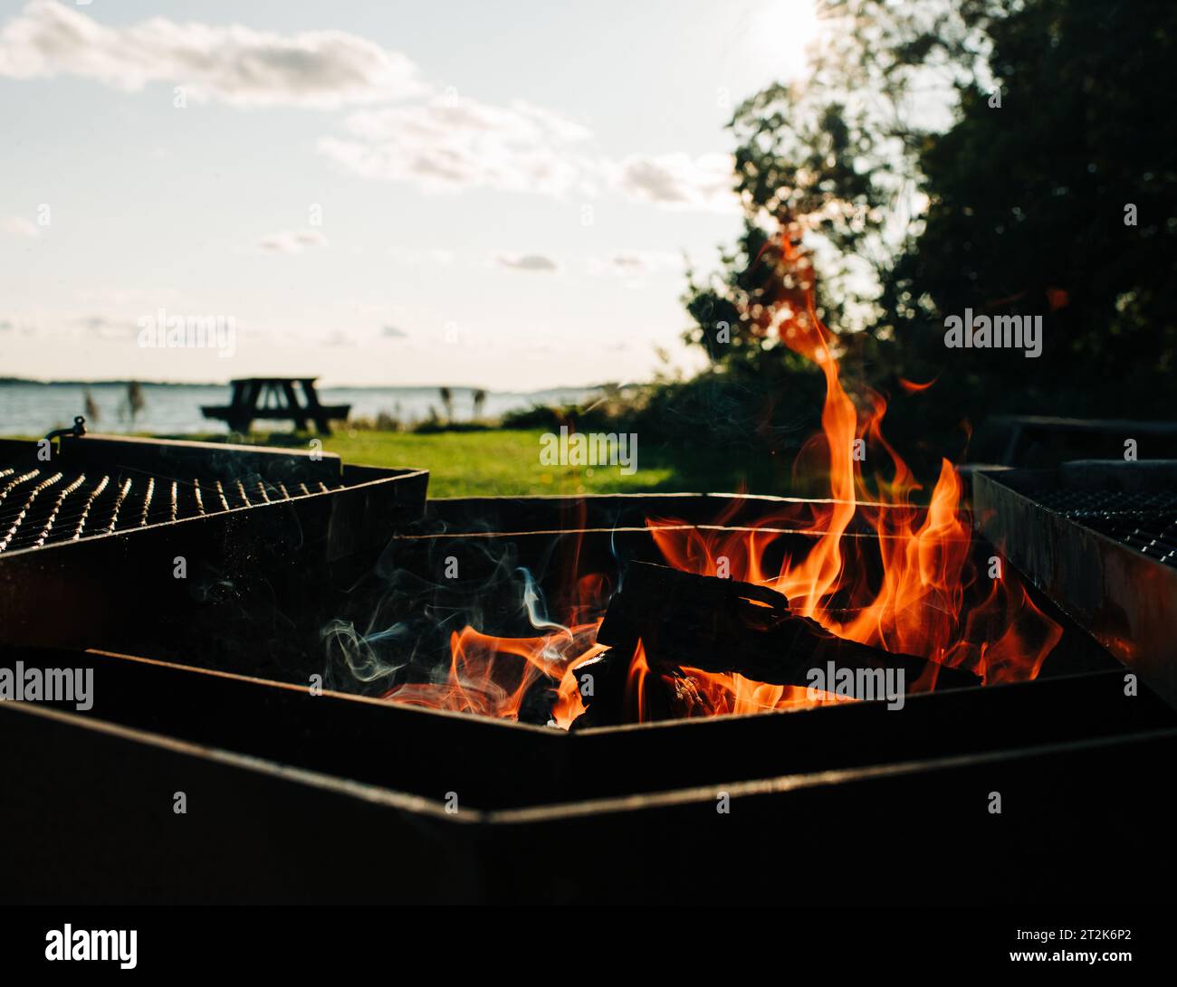 Rotes Feuer in einem grill am Strand in Schweden Stockfoto