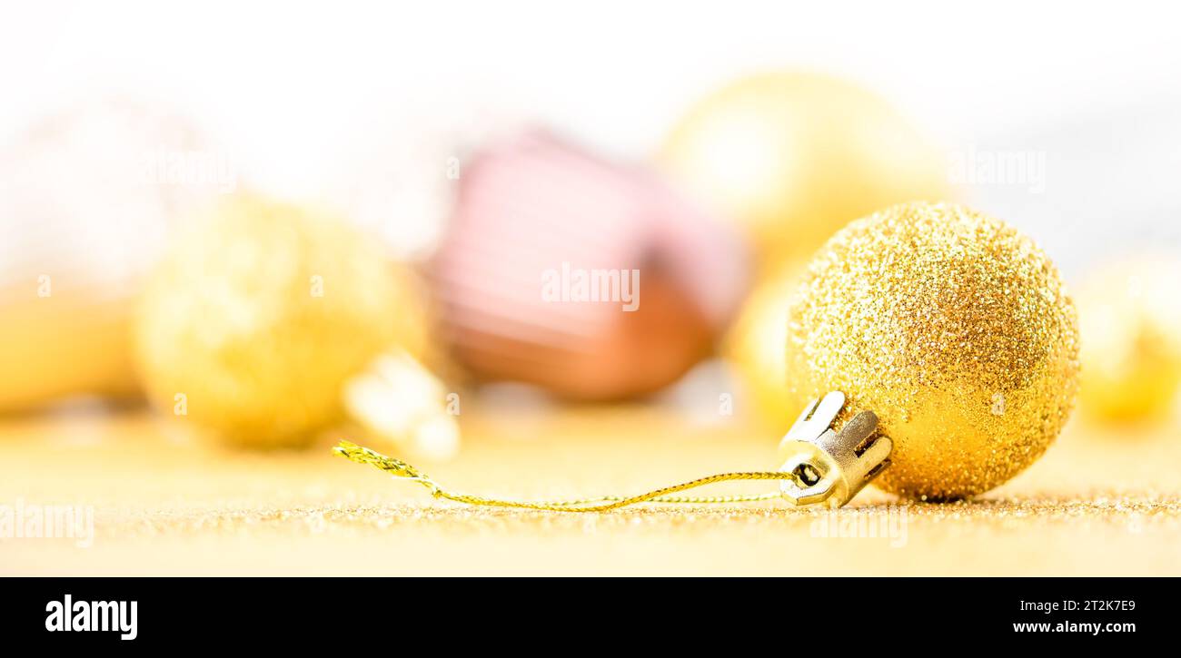 Goldene Weihnachtskugeln. Weihnachtshintergrund. Minimalistisches Design. Stockfoto