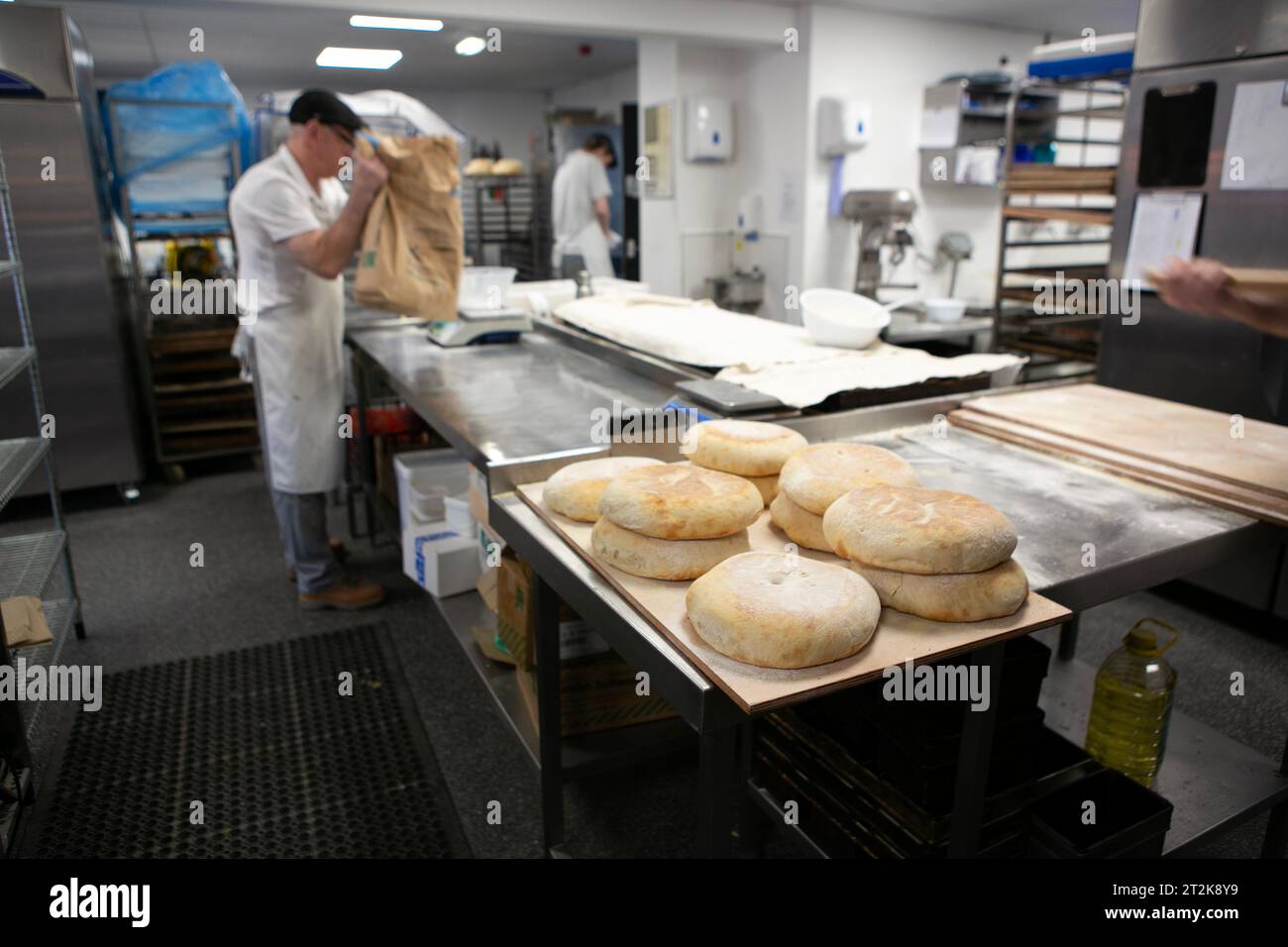 Stottie ist bereit, in der Big River Bäckerei in Newcastle gebacken zu werden, die von Andy Haddon gegründet wurde. Eine kleine Bäckerei, die die lokale Gemeinde und bedient Stockfoto