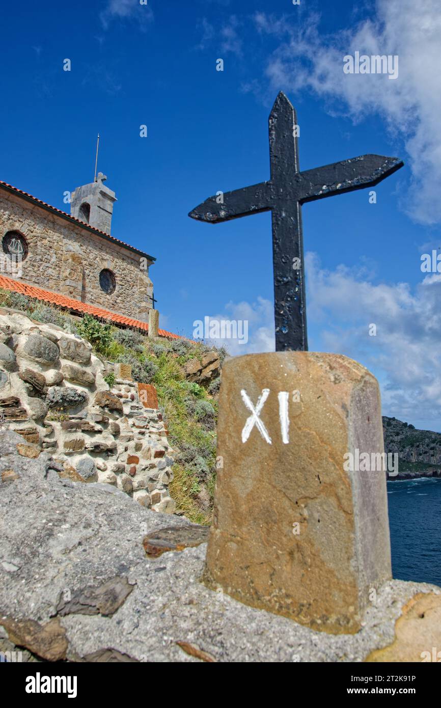 BERMEO, SPANIEN, 26. September 2023 : Kreuz einer der Stationen des Kreuzes nach San Juan de Gaztelugatxe. Stockfoto