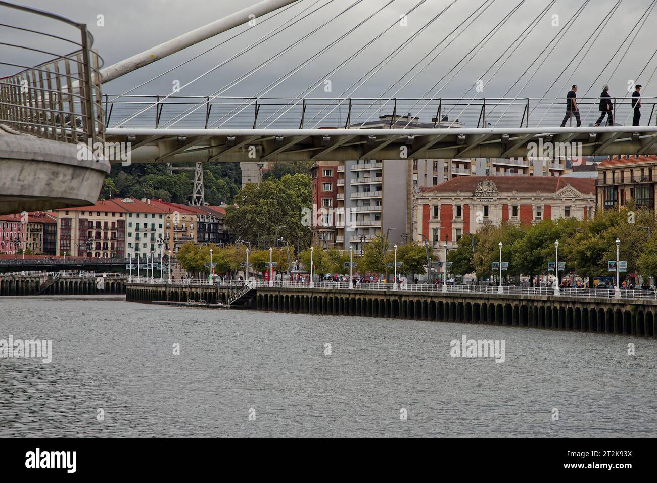 BILBAO, SPANIEN, 26. September 2023: Zubizuri (weiße Brücke), auch bekannt als Calatrava-Brücke, verbindet die beiden Ufer der Mündung und ist eines der beiden Stockfoto
