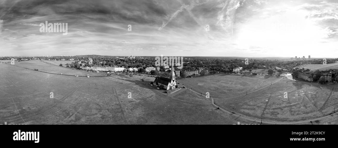 180-Grad-Blick auf All Saints Church, Blackheath Village, London England Stockfoto
