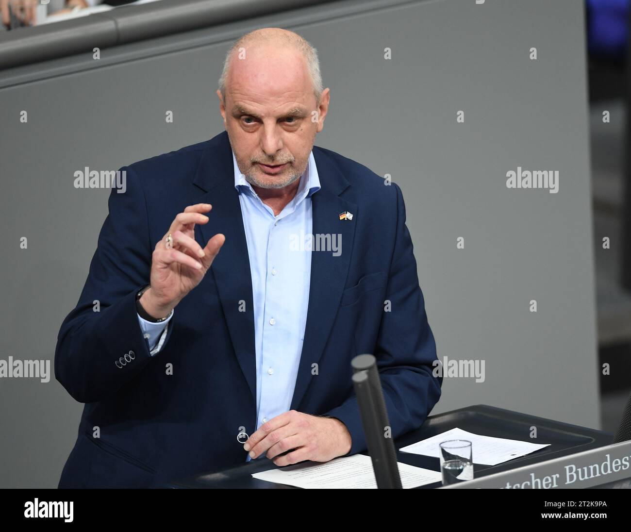 Berlin, Deutschland. Oktober 2023. Detlef Müller (SPD), spricht im Plenum des Deutschen Bundestages. Auf der Tagesordnung der 132. Tagung stehen Lesungen zur Beschleunigung der Planung von Verkehrsprojekten, zur Verlängerung der Lkw-Maut und zur Änderung des Straßenverkehrsgesetzes. Quelle: Serhat Kocak/dpa/Alamy Live News Stockfoto