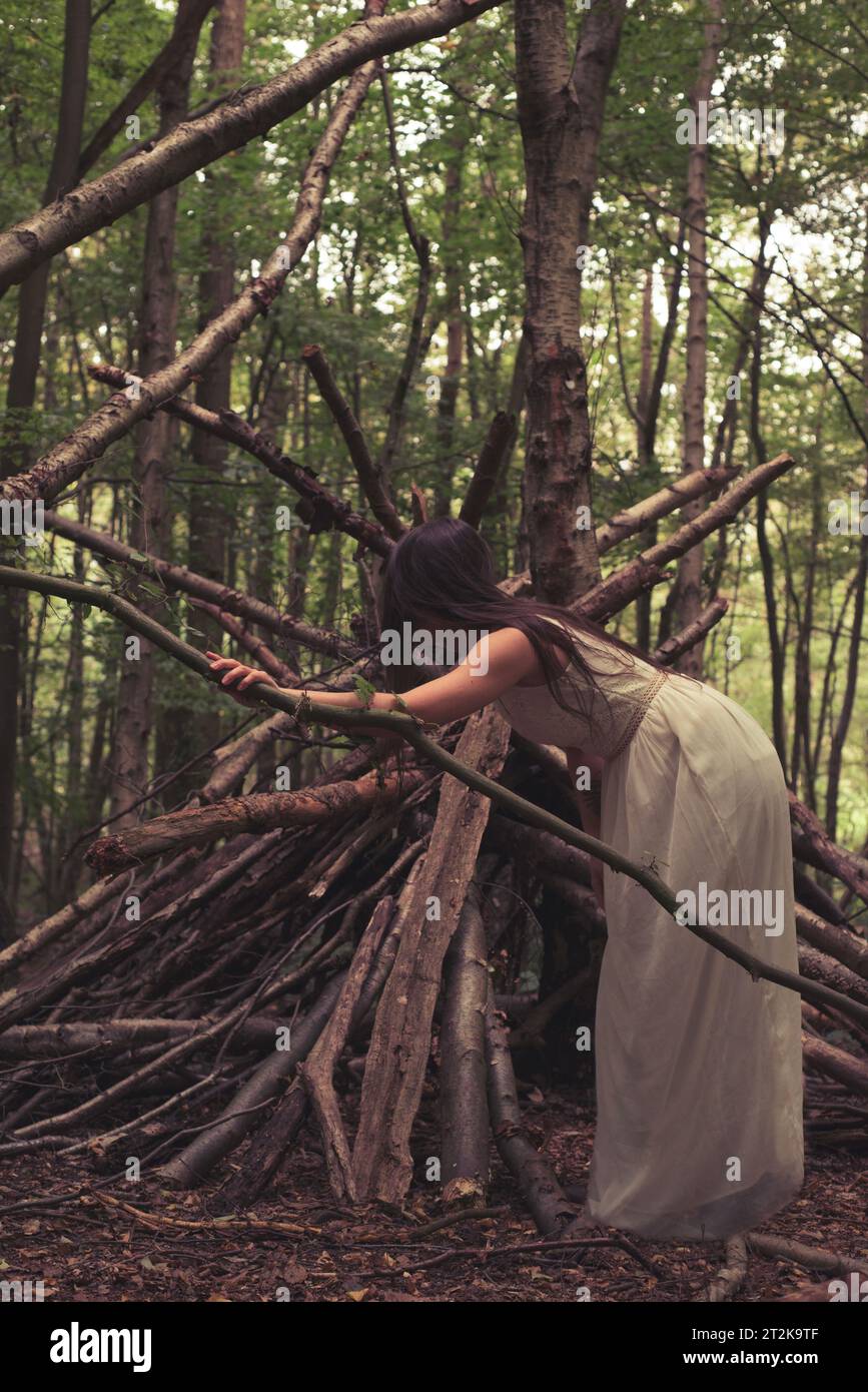Einsame Frau in weißem Kleid im Wald, Braut, Hexerei, magischer Wald, England Stockfoto