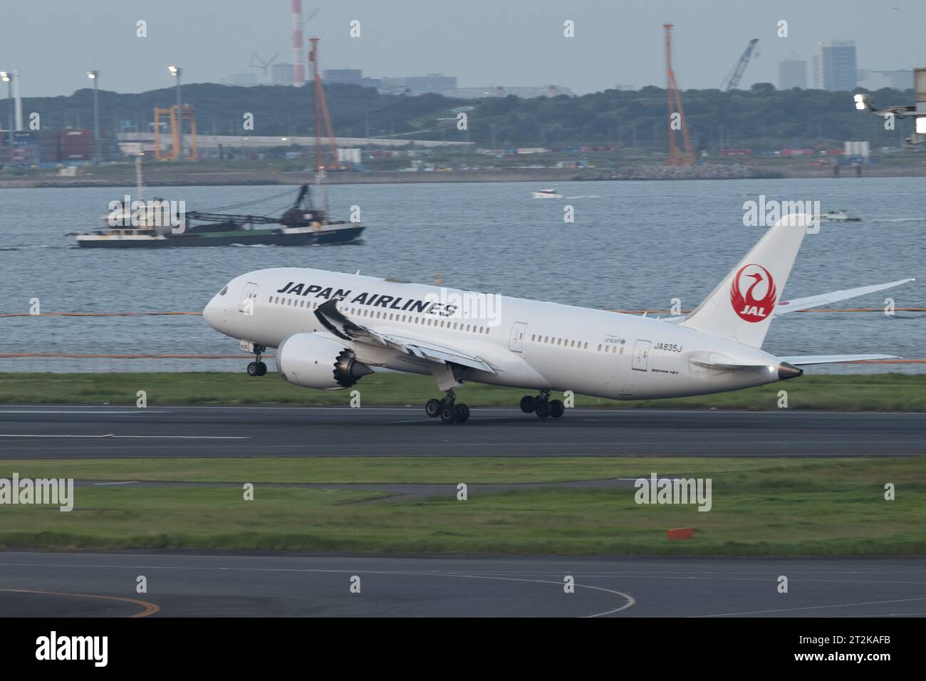 Tokio, Japan. Oktober 2023. Eine Japan Airlines JAL Boeing 767 (JA613J), die am Flughafen Haneda Tokio abfliegt. Jetliner, Fluggesellschaften, zivile Flugreisen. (Kreditbild: © Taidgh Barron/ZUMA Press Wire) NUR REDAKTIONELLE VERWENDUNG! Nicht für kommerzielle ZWECKE! Stockfoto