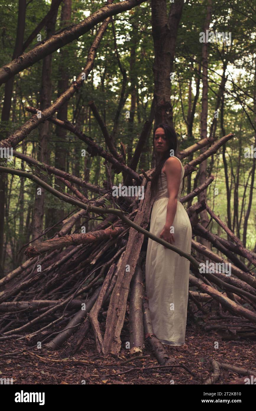 Einsame Frau in weißem Kleid im Wald, Braut, Hexerei, magischer Wald, England Stockfoto